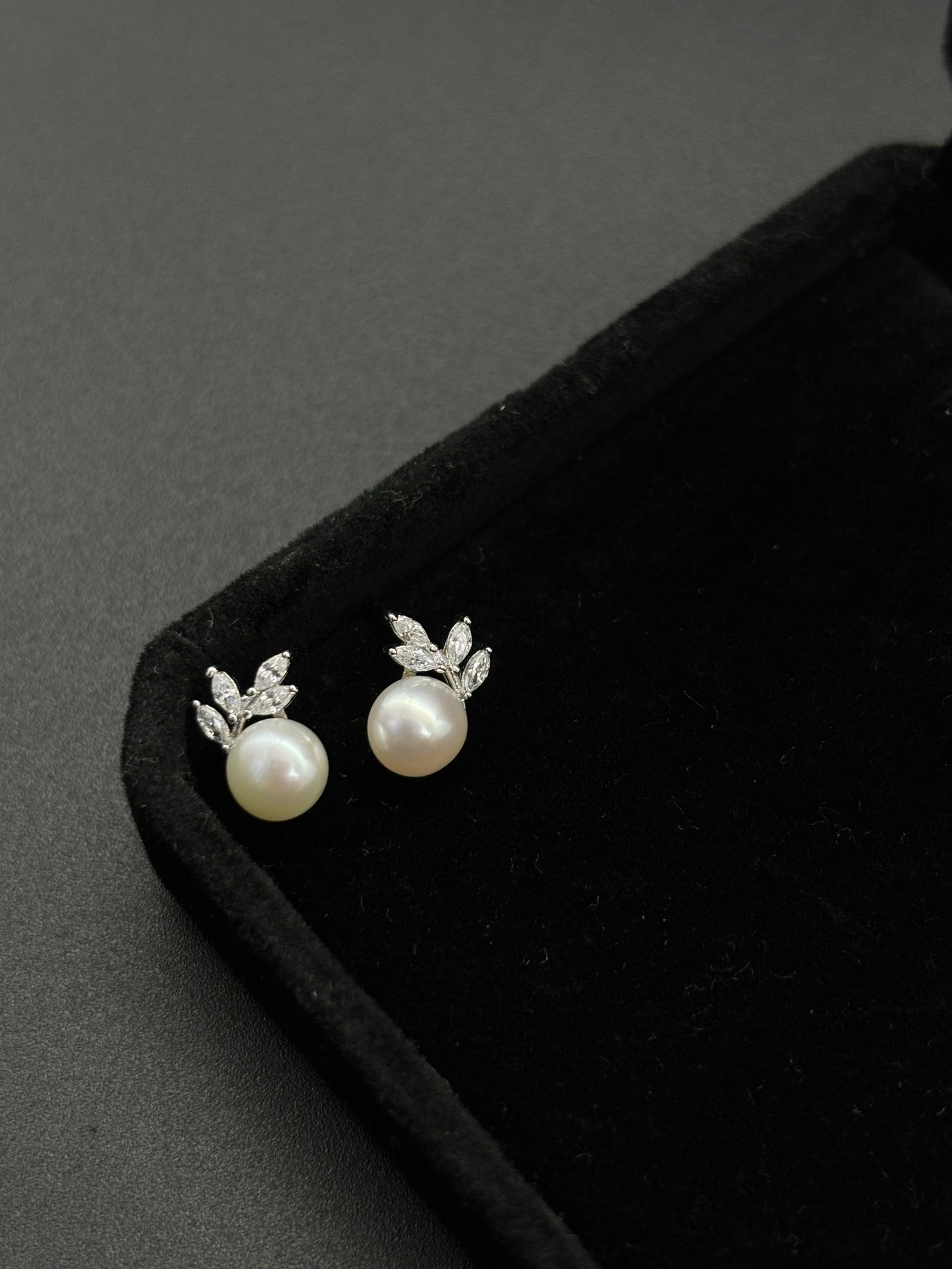 Leaf pearl earrings