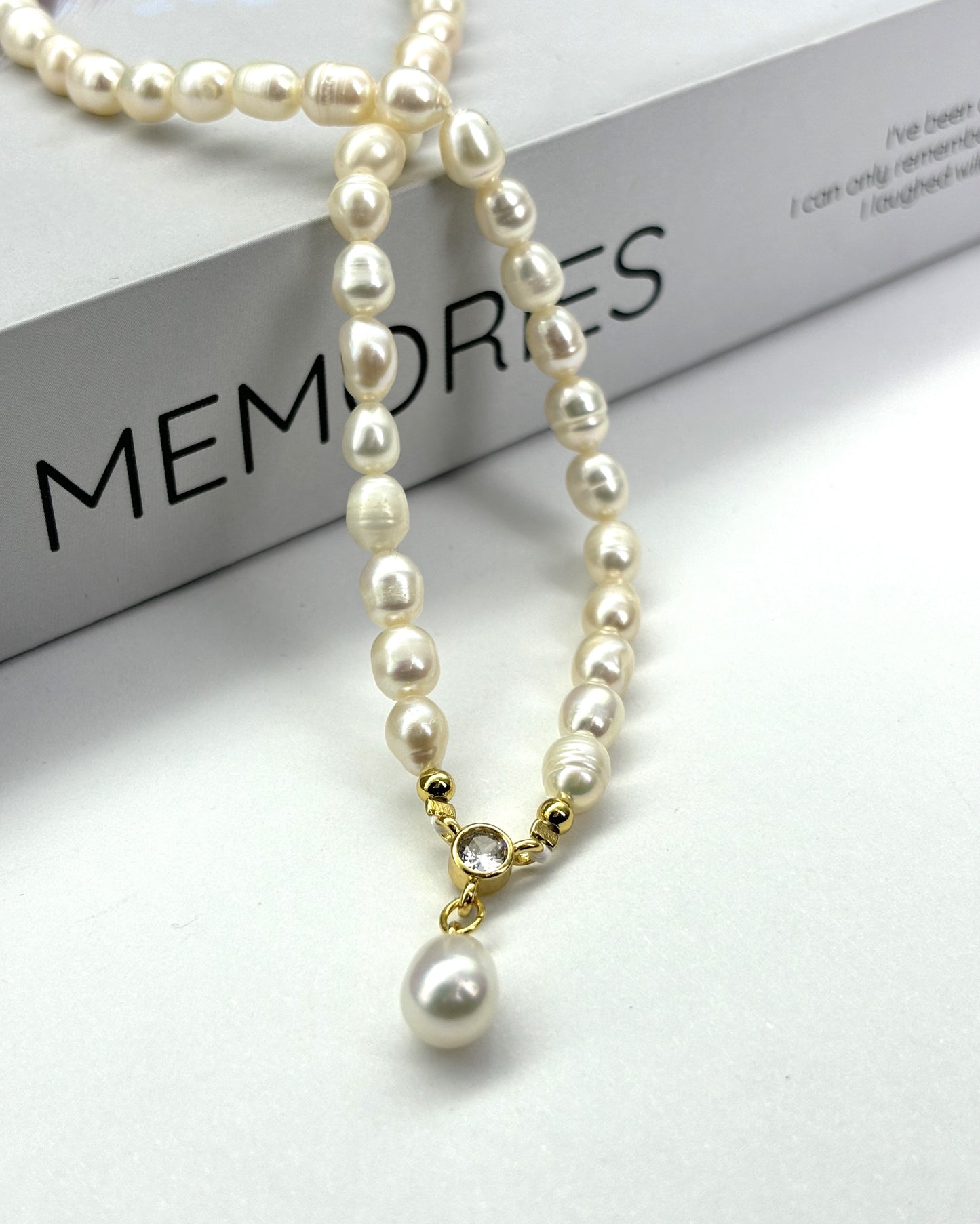 Court style pearl necklace