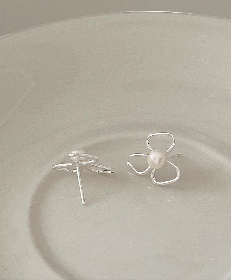 Pearl stud earrings with bow design