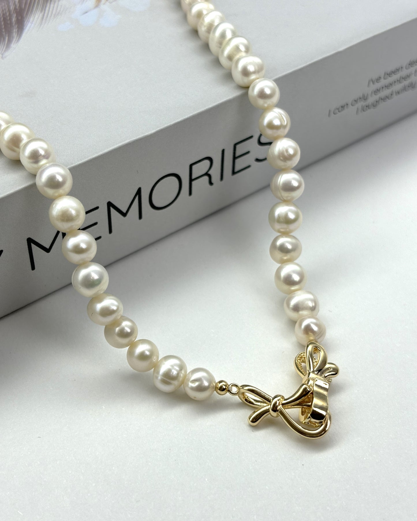 Bow design pearl necklace