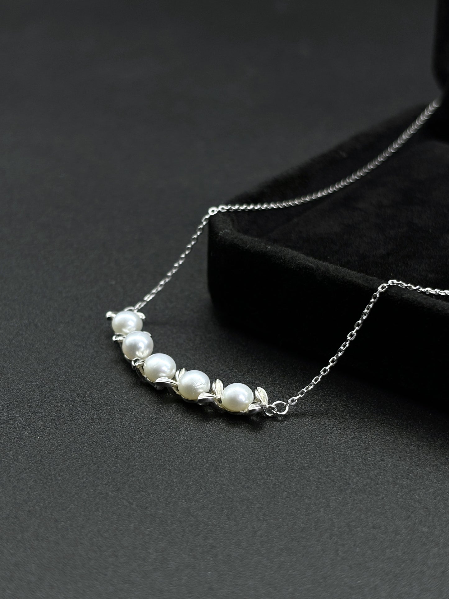 Leaf Tandem Design Pearl Necklace