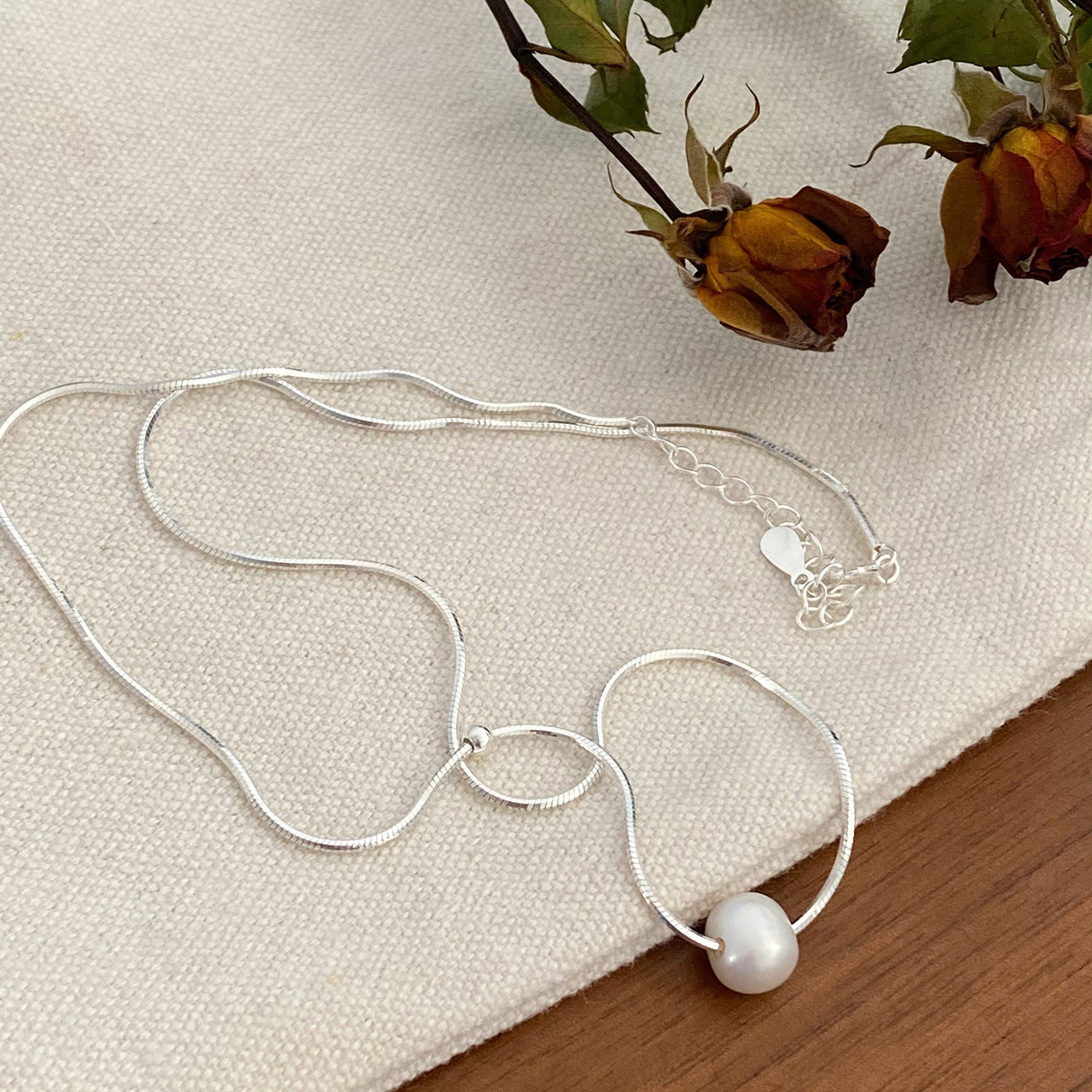 Simple design pearl necklace