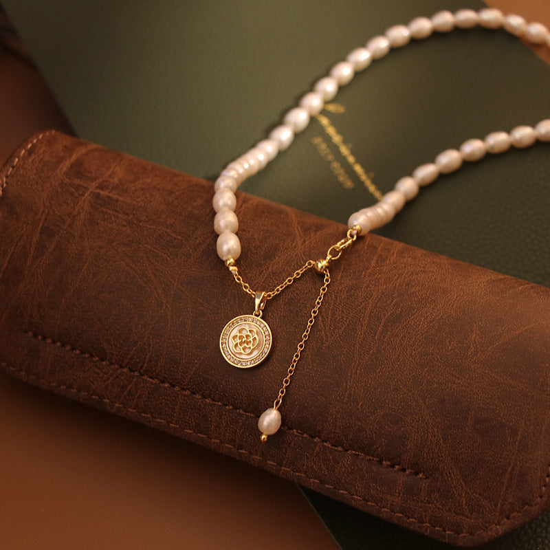 Premium Clavicle Badge Pearl Necklace