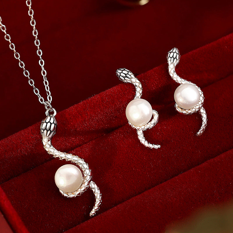 Premium retro design snake collarbone chain pearl pendant