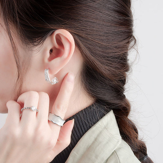 Pearl stud earrings with wrinkled design
