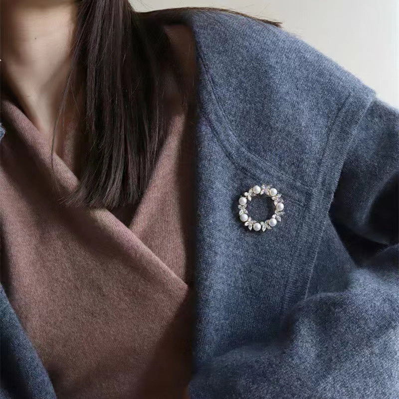 Natural steamed bread pearl garland brooch