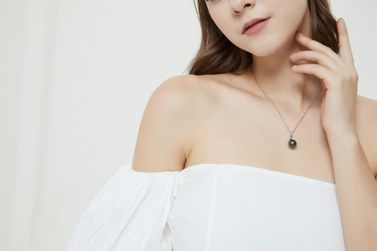 What Makes This Tahitian Pearl Pendant Unique?