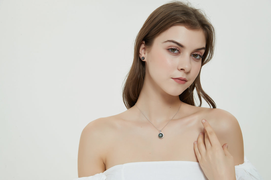 What Does the Shape of Your Pearl Pendant Say About You?