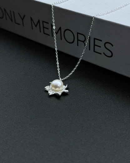Lotus design pearl pendant