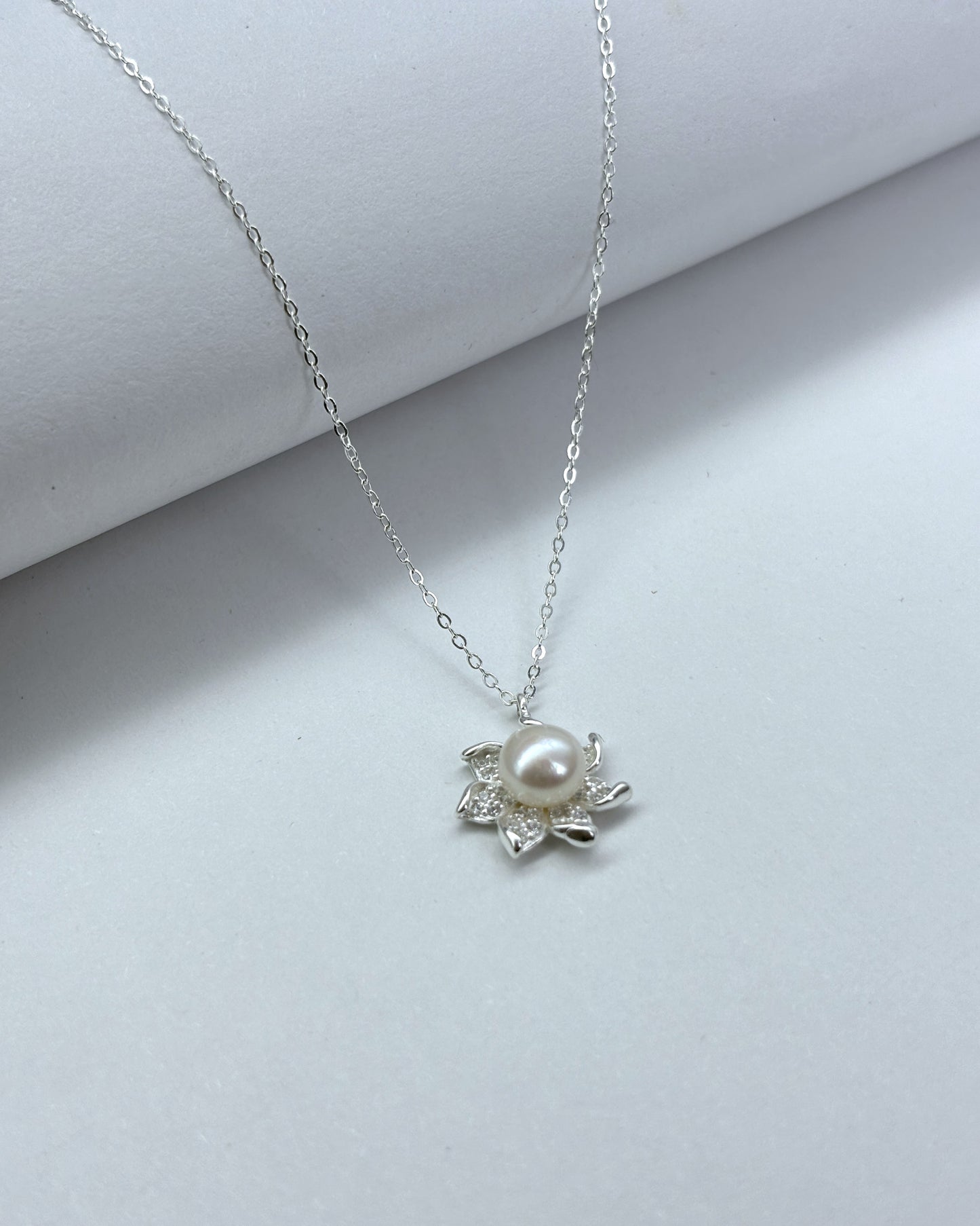 Lotus design pearl pendant