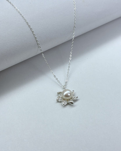 Lotus design pearl pendant