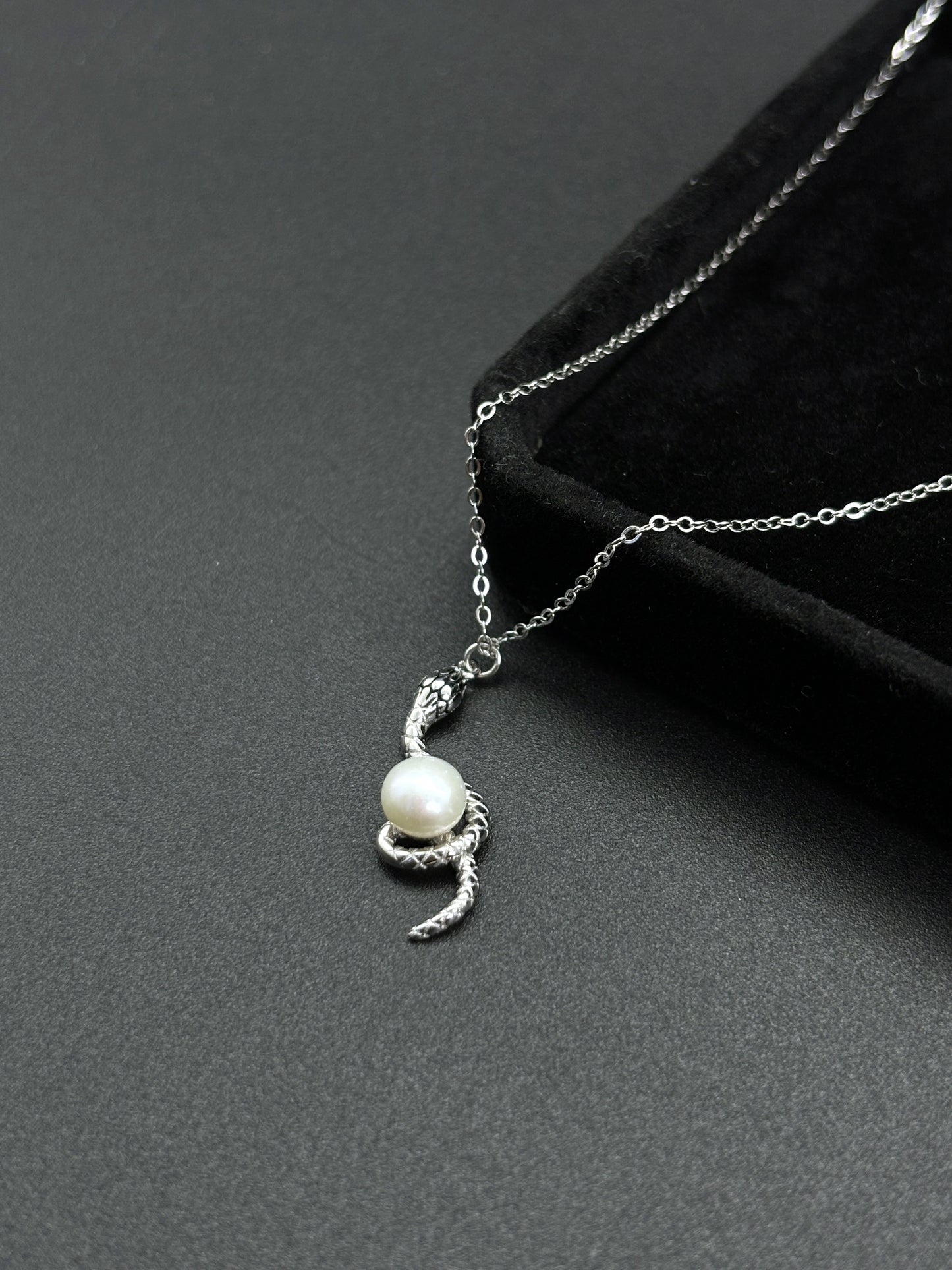 Premium Vintage Serpentine Design Clavicle Chain Pearl Pendant