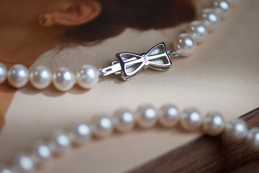 Bow pearl necklace