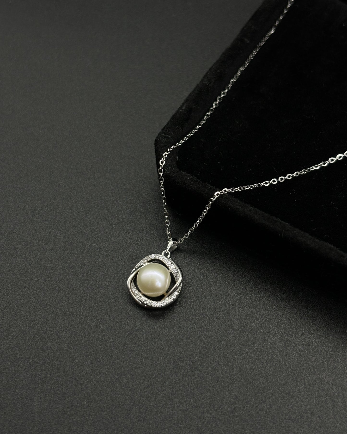 Camellia design pearl necklace