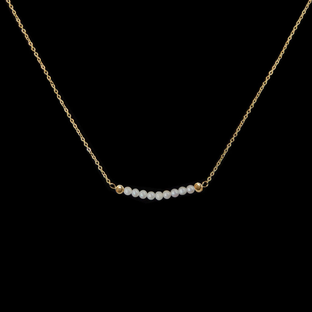 Beautiful minimalist style pearl necklace