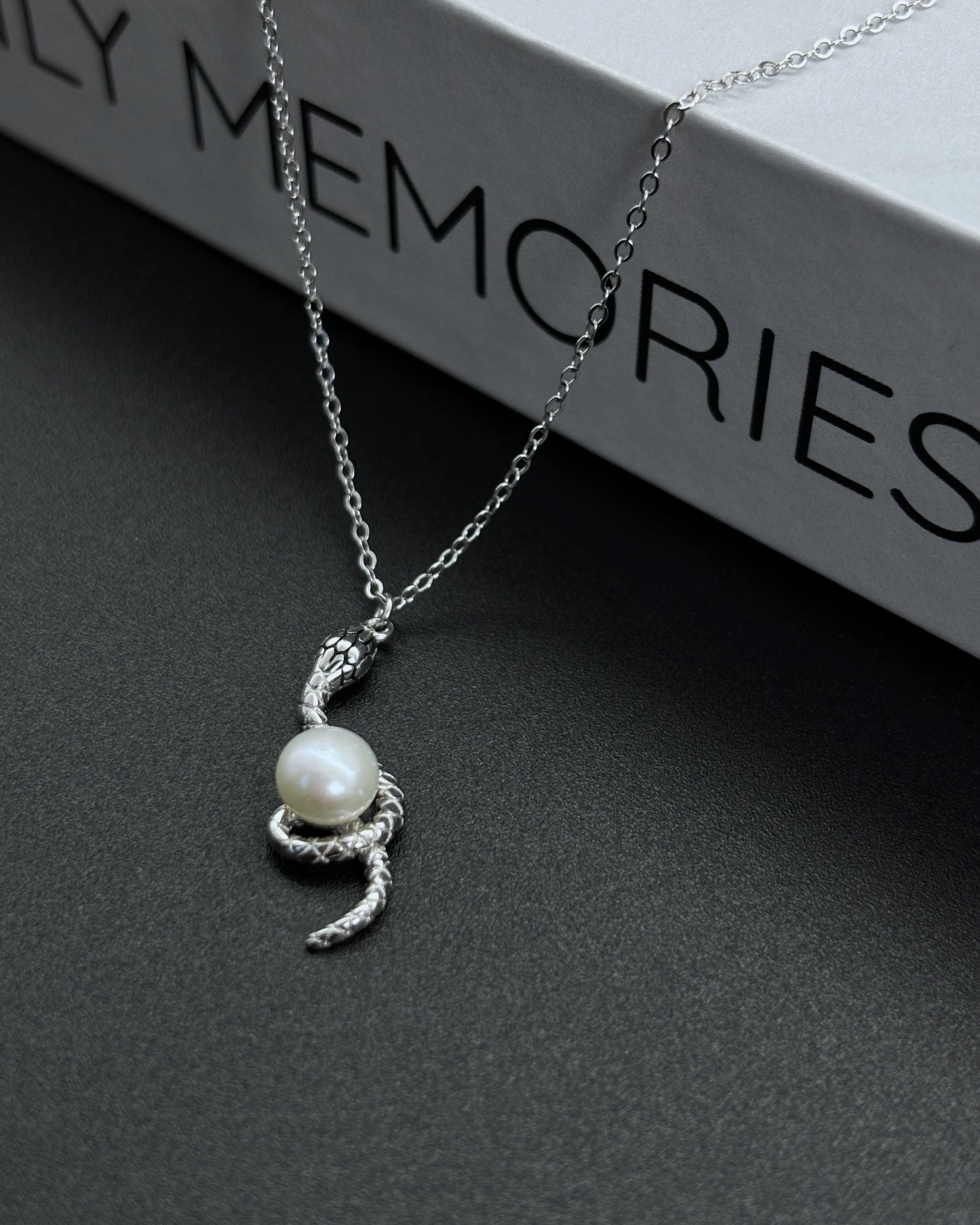 Premium Vintage Serpentine Design Clavicle Chain Pearl Pendant