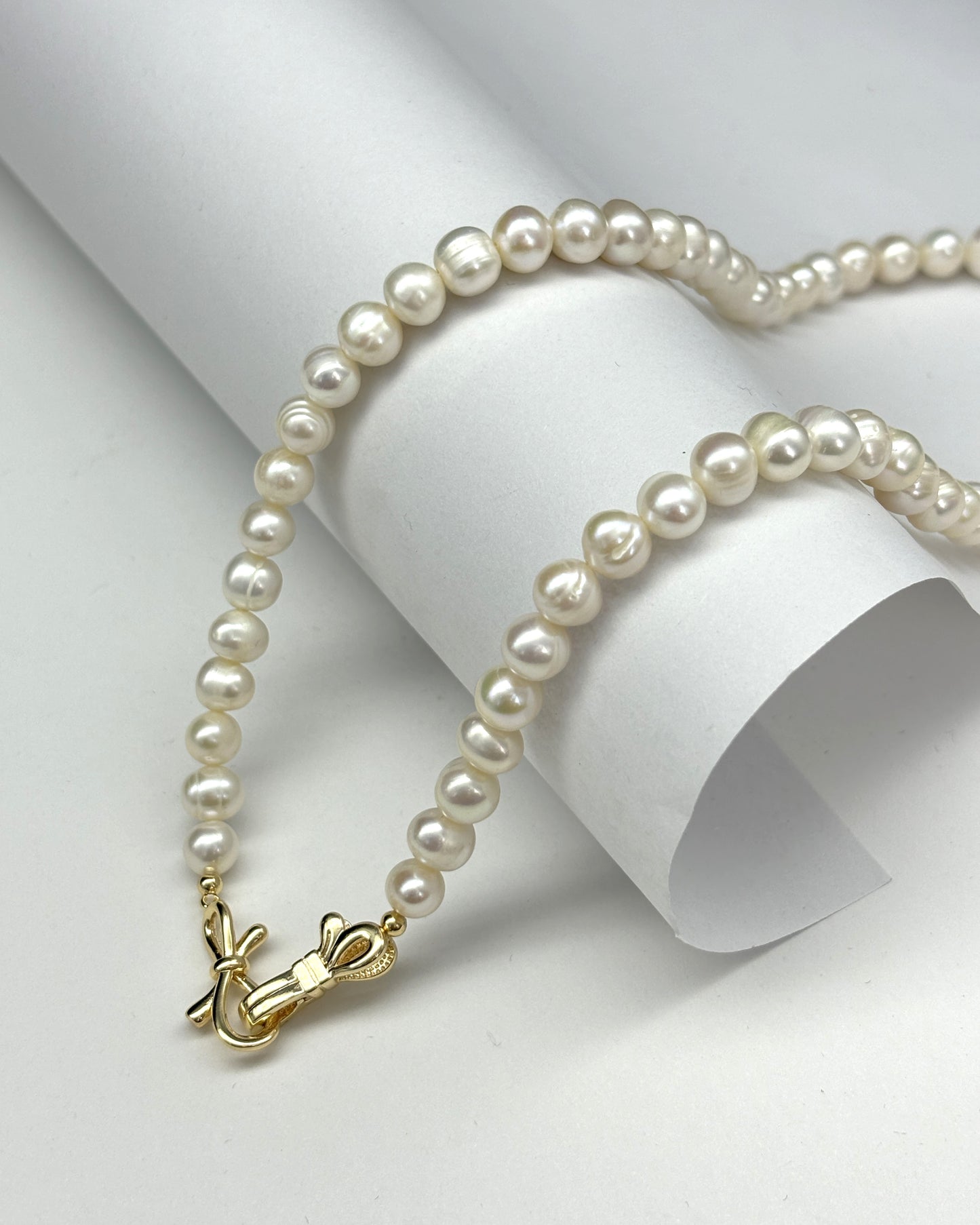 Bow design pearl necklace