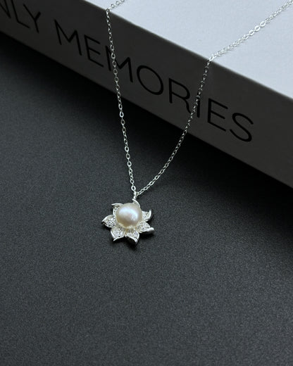Lotus design pearl pendant