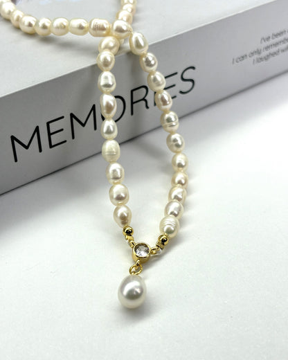 Court style pearl necklace