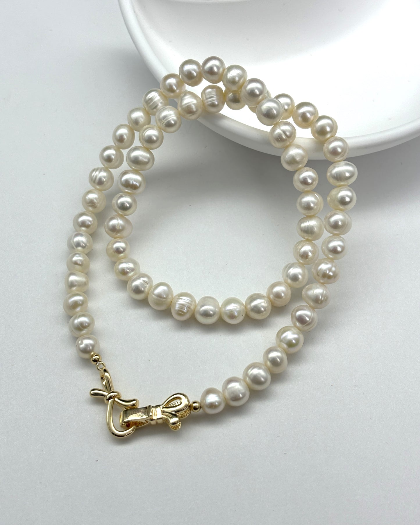 Bow design pearl necklace