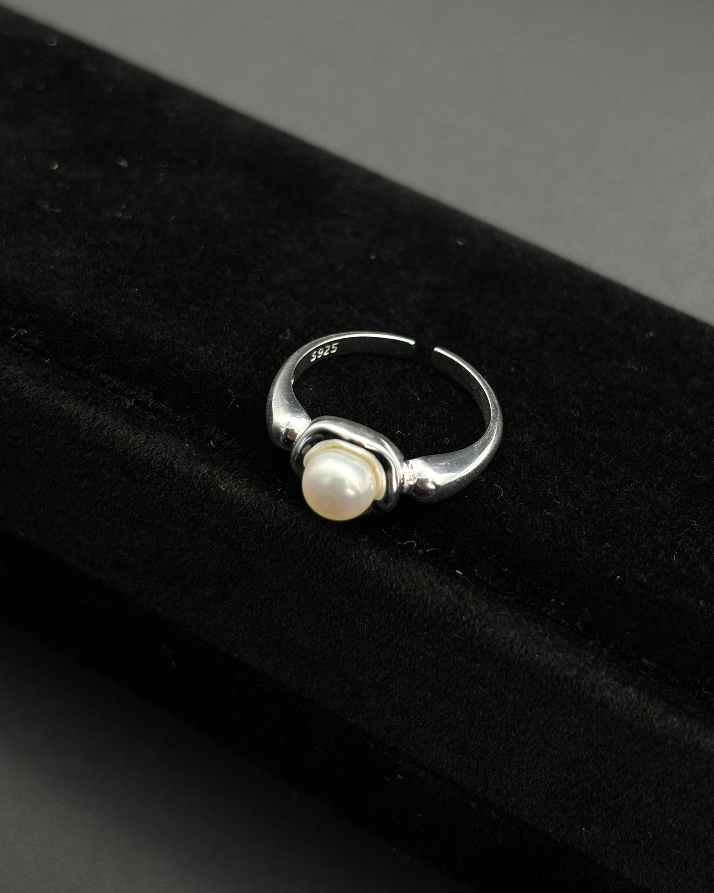 French Lady Irregular Round Pearl Ring