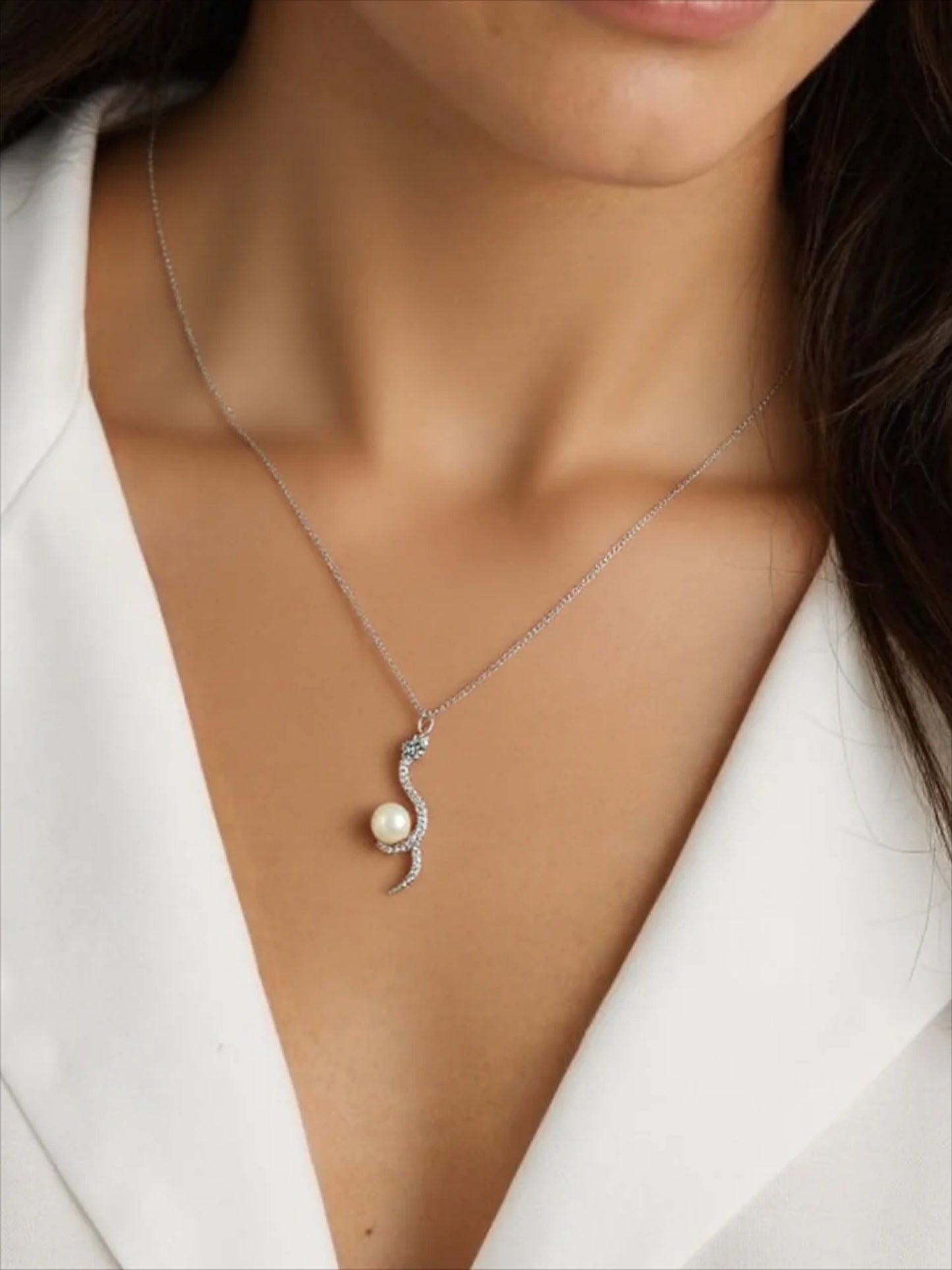 Premium Vintage Serpentine Design Clavicle Chain Pearl Pendant