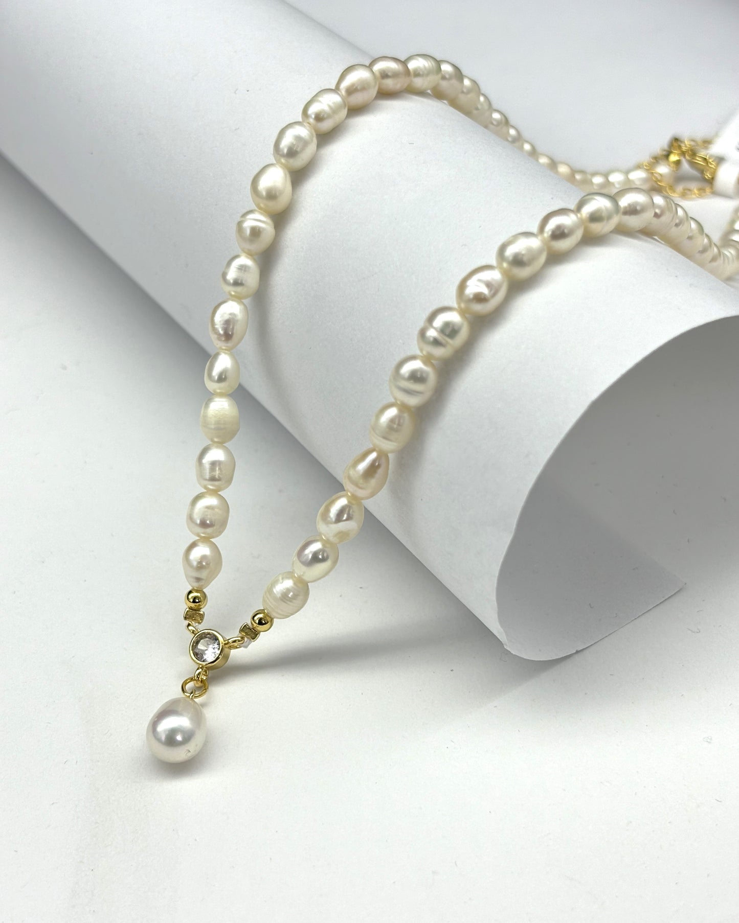 Court style pearl necklace
