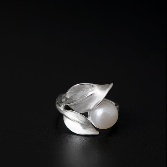 Simple leaf design pearl ring