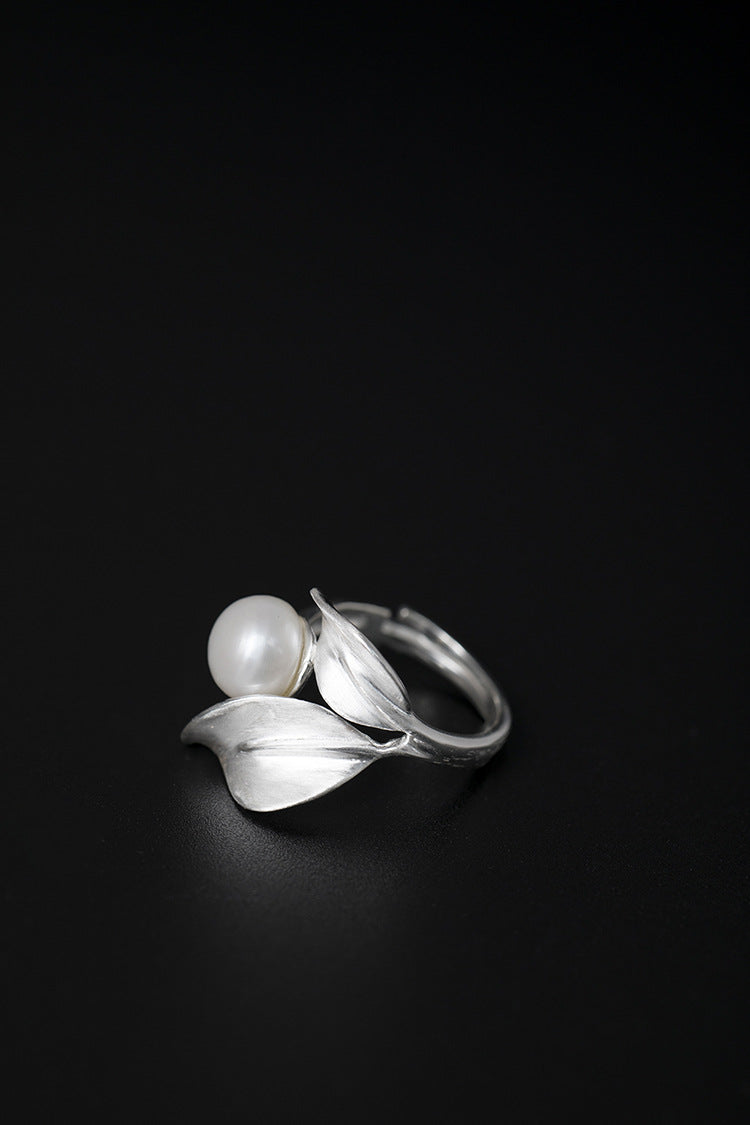 Simple leaf design pearl ring