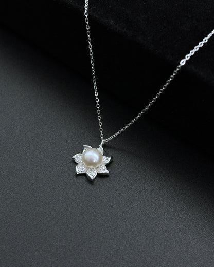 Lotus design pearl pendant