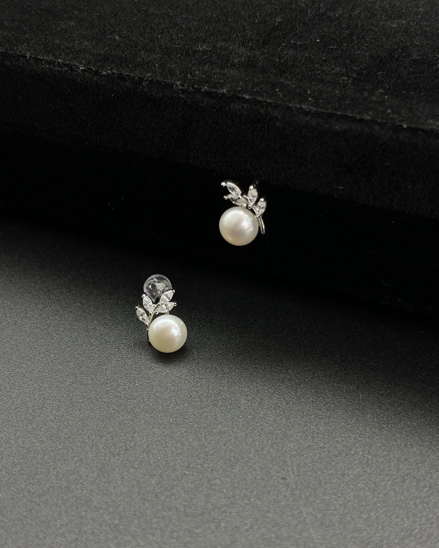 Leaf pearl earrings