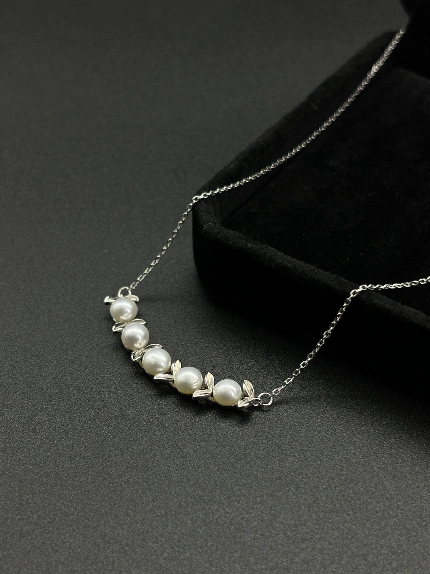 Leaf Tandem Design Pearl Necklace