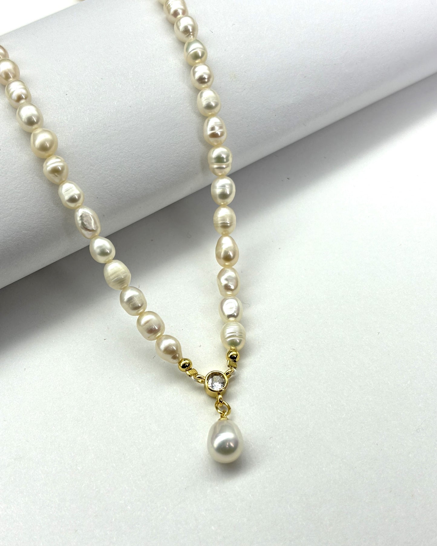 Court style pearl necklace