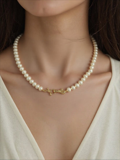 Bow design pearl necklace