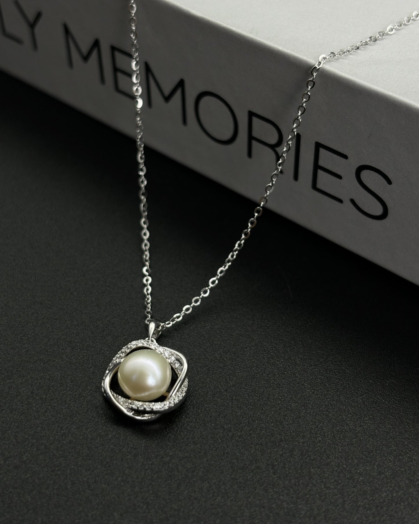 Camellia design pearl necklace