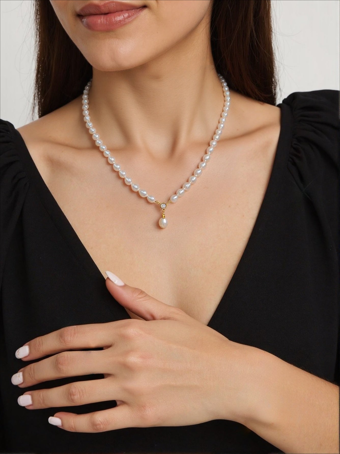 Court style pearl necklace