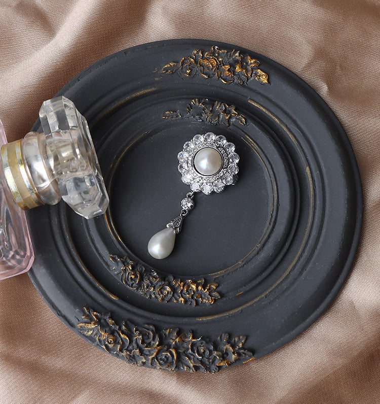 Elegant Natural Pearl Design Brooch