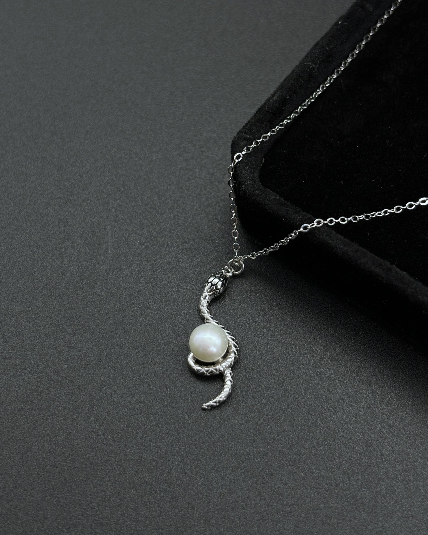 Premium Vintage Serpentine Design Clavicle Chain Pearl Pendant