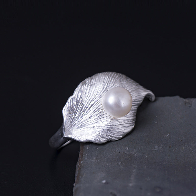 Flower shaped pearl ring