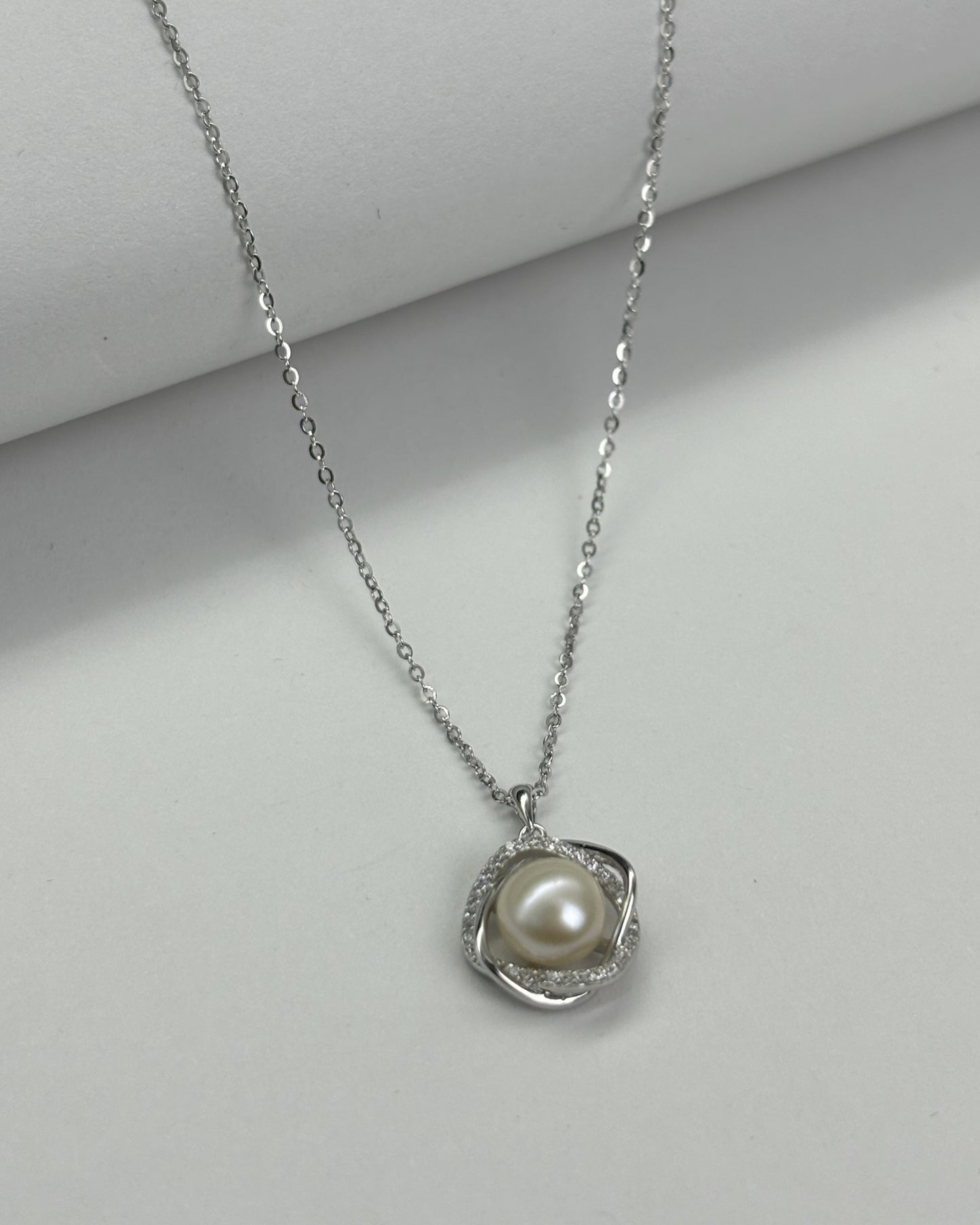 Camellia design pearl necklace