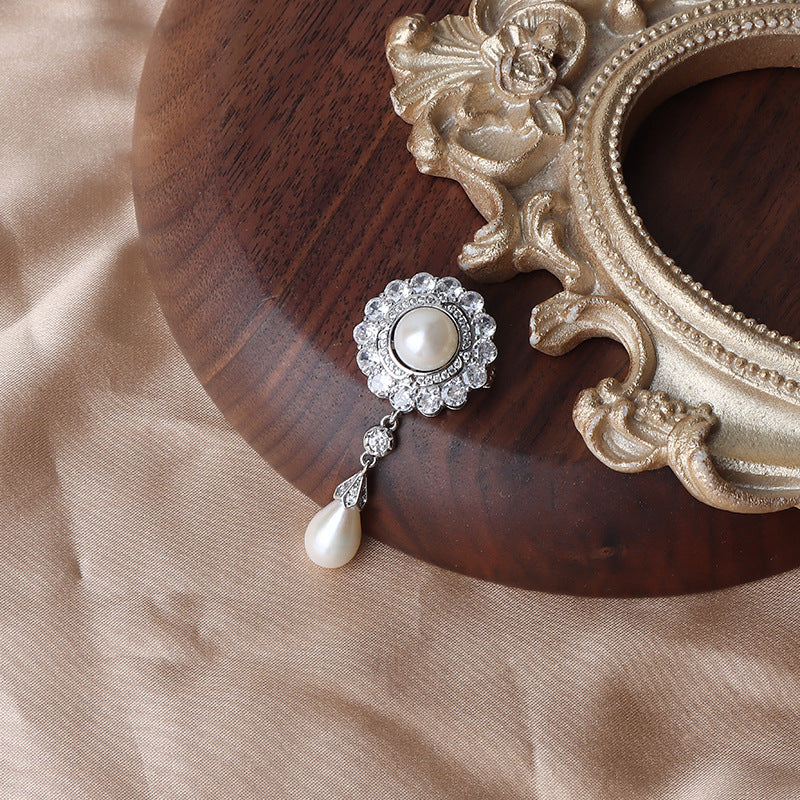 Elegant Natural Pearl Design Brooch