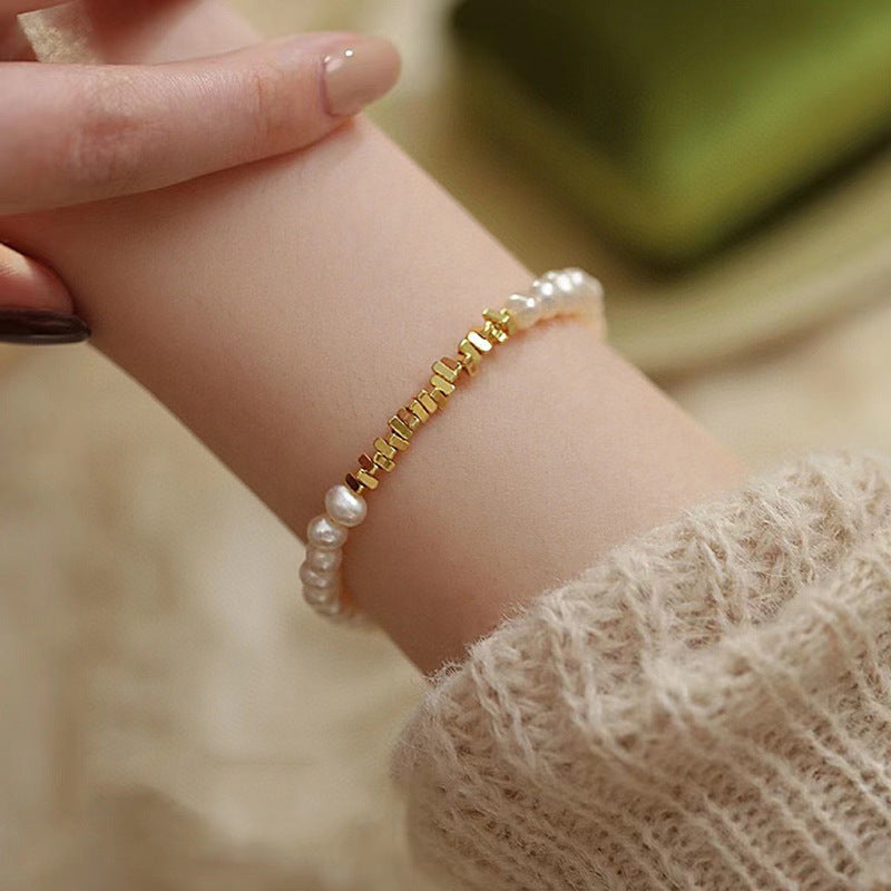 Natural pearl light luxury design bracelet.