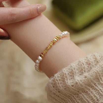 Natural pearl light luxury design bracelet.