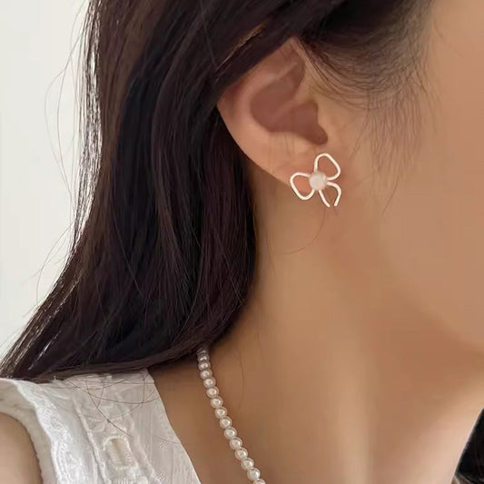 Pearl stud earrings with bow design