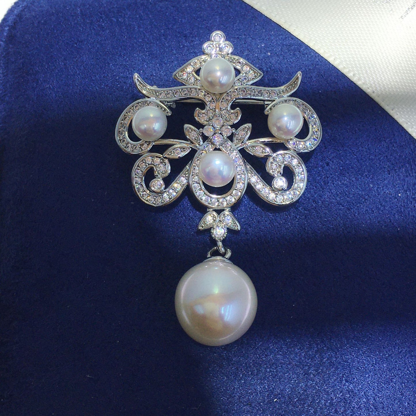 Natural Pearl Court Design Brooch