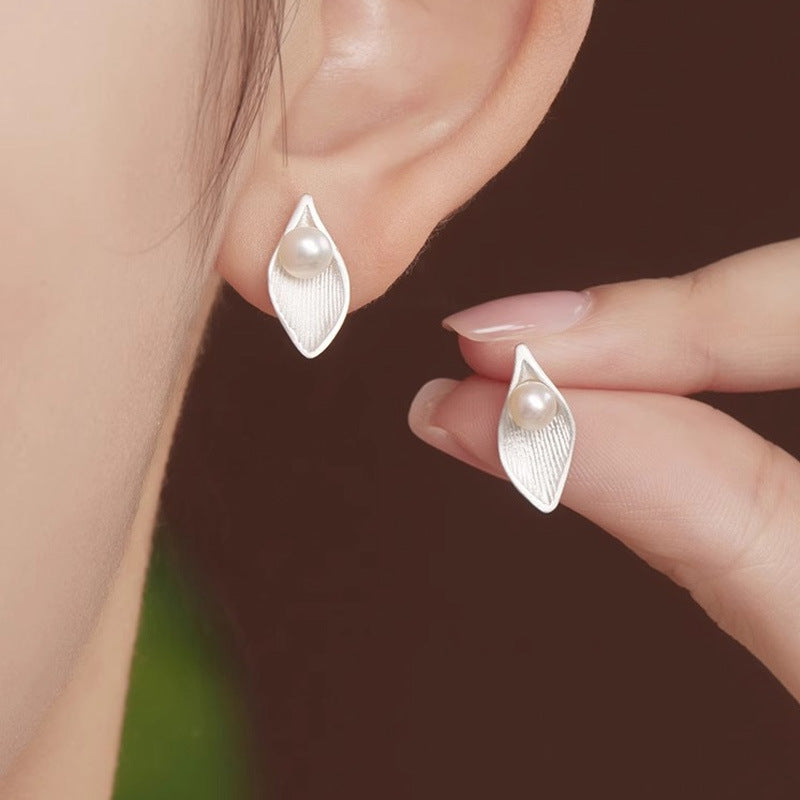 Pearl stud earrings with leaf design