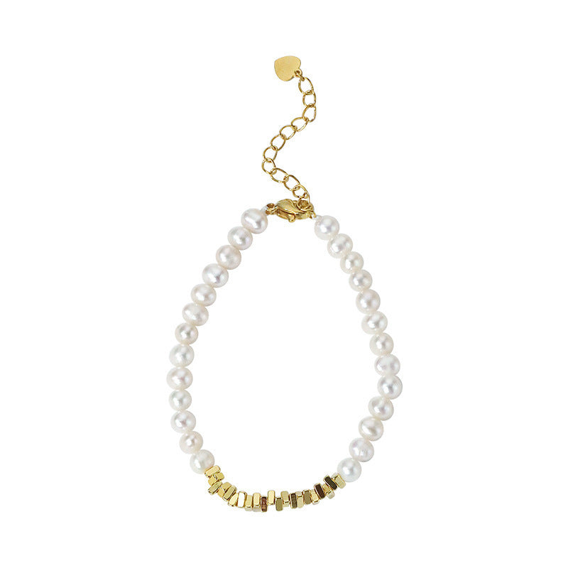 Natural pearl light luxury design bracelet.