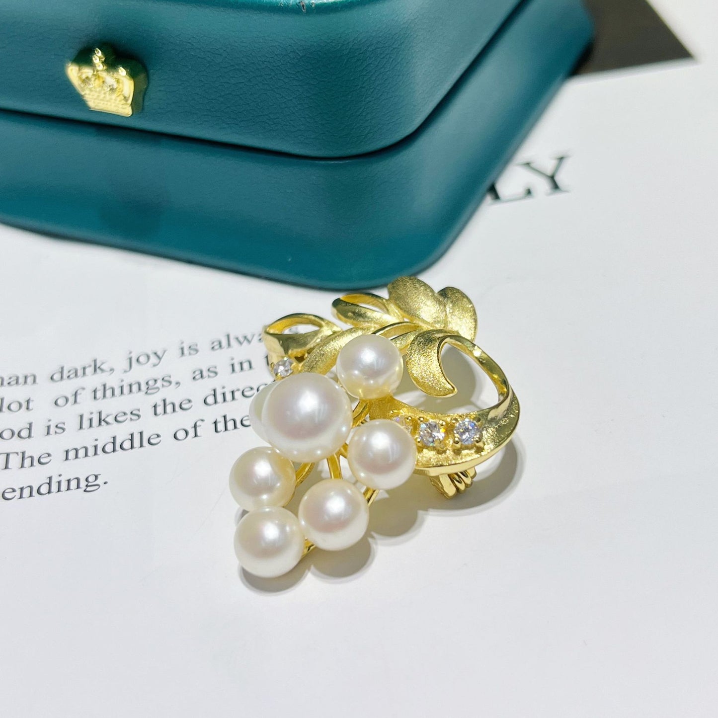 Natural Pearl Grape Design Brooch