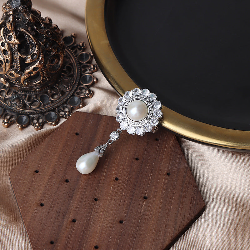 Elegant Natural Pearl Design Brooch