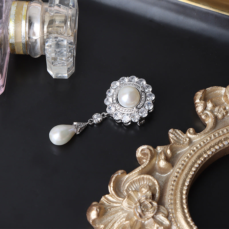 Elegant Natural Pearl Design Brooch